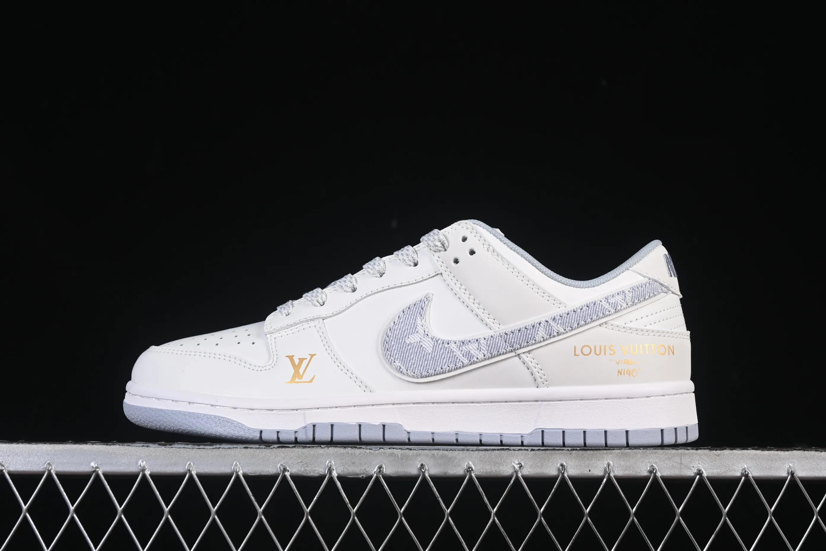 All categories Nk SB Dunk Series Nk SB Dunk Low High-end customized low-top sneakers Nike SB Dunk Low LV joint gray denim hook Anniversary high-end customized low-top casual sneakers CS1688-126